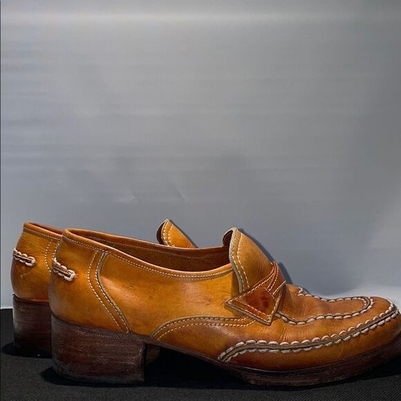 Vintage Brown Leather Loafer with a heal - Picture 4 of 11